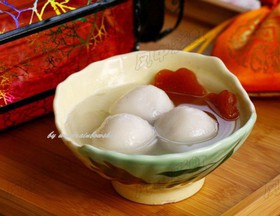 元宵和汤圆的区别可不仅仅在于南方和北方的叫法不同，元宵是“摇”出来的，汤圆是“包”出来的。